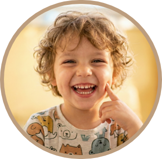Niño sonriendo paciente de ortodoncia infantil CGB Montevideo